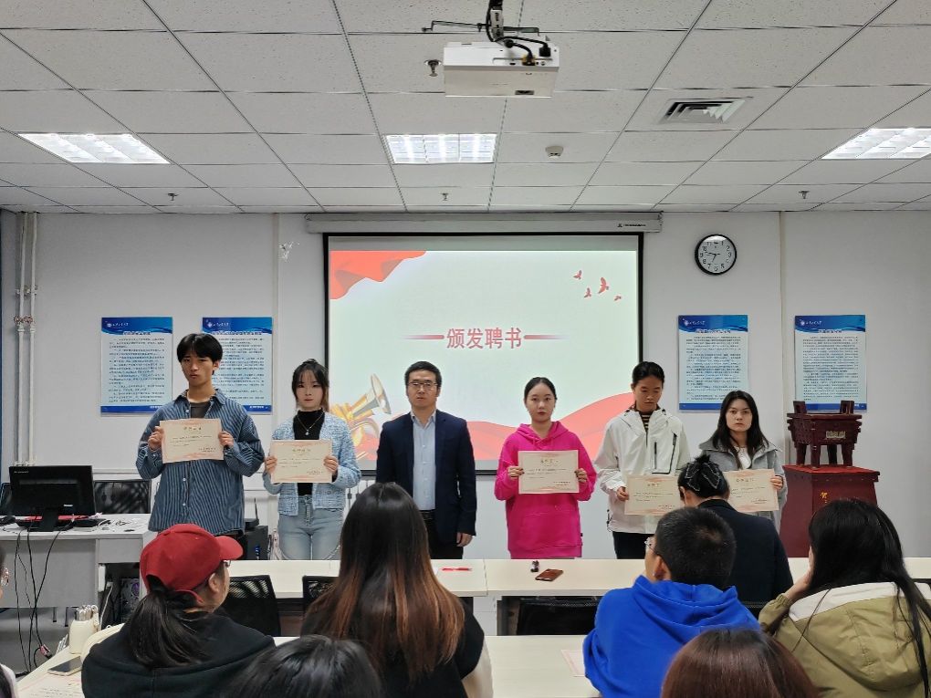 说明: D:\钉钉存储\2024.10.29港澳宝曲资料大全学风联络员聘书颁发大会照片\微信图片_20241029221630.jpg
